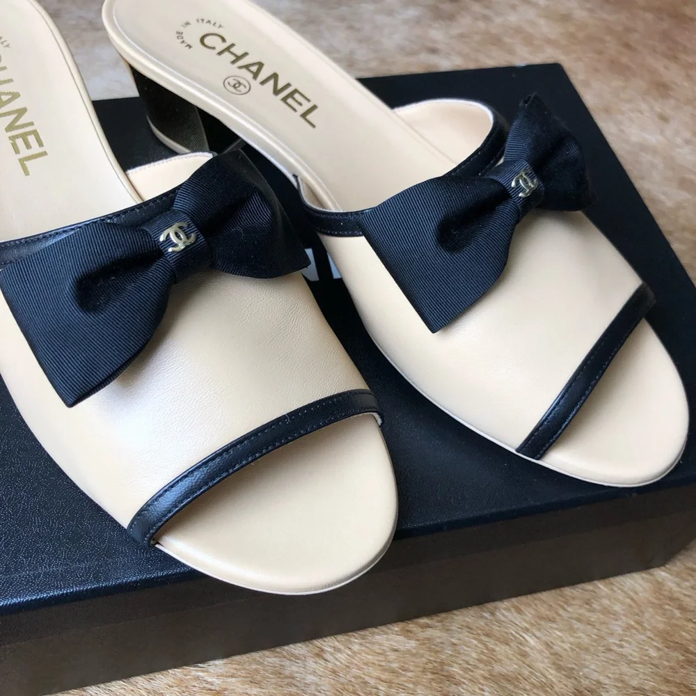 Chanel Beige and Black Bow Slide Sandals NIB G45691 size 39 $1350 - Picture 3 of 10